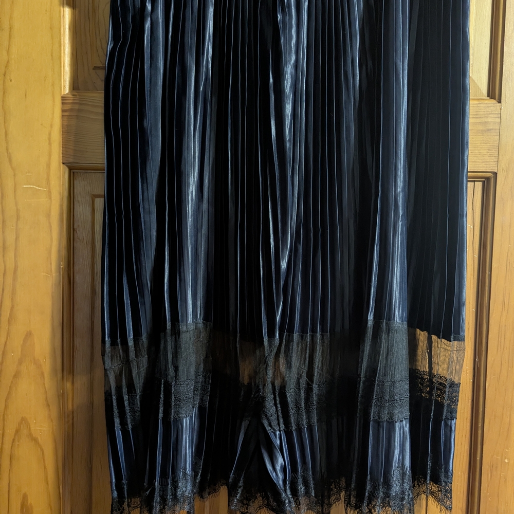 Black Pleated Midi Skirt with Lace XL